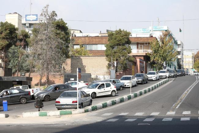 سيارات تنتظر للتزود بالوقود أمام محطة وقود في طهران. صورة لرويترز.